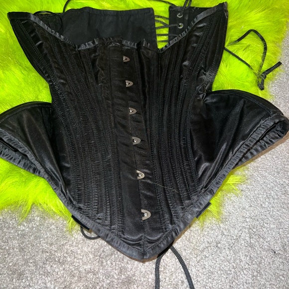 Underbust Corset - Picture 3 of 8